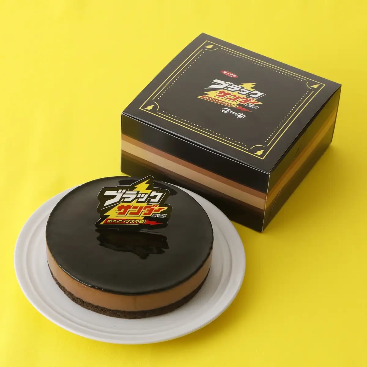 ブラックサンダーケーキは「ブラックサンダー」の“ザクザク食感”をまるごとケーキに閉じ込めた、有楽製菓公式オンラインショップ・直営店限定のスイーツです。全6層で構成されたケーキは、特製ビスケットのザクザク食感と、ガナッシュや2種類のムースが織りなすなめらかな口どけをお楽しみいただけます。クリスマスの食卓を彩るデザートとしてはもちろん、ご家族やご友人とのパーティー、大切な方へのギフトにもおすすめです。冷凍状態でお届けするため、全国どこでもお楽しみいただけ、お好きなタイミングで解凍してご家庭でゆっくりとご堪能いただけます。