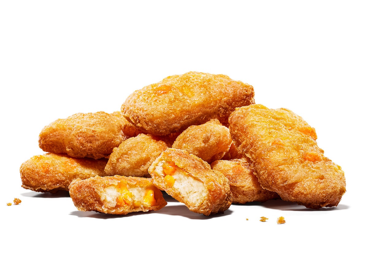 商品名：チーズチキンナゲット 発売日：2026年10月2日（金）～ 価 格：5ピース 330円 、8ピース 480円、16ピース 810円 ※BBQソース・マスタードソースから選べるソース付き ※5ピース、8ピースはソースを1つ、16ピースはソースを2つお選びいただけます。
