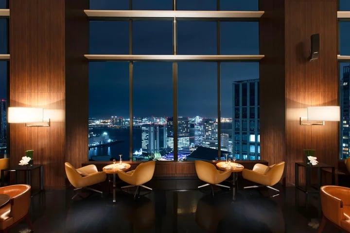ビュッフェ＆フリーフロー！コンラッド東京「トゥエンティエイト」33,000円 12/31〜