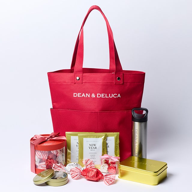 DEAN & DELUCA 冬の福袋 2027 スイーツタイムアソートメント ￥8,640（税込） ＜セット内容（各1個）＞ ショッピングトート レッド / ステンレスボトル 260ml / ニューイヤークッキー缶（クッキー：バニラ4枚、ショコラ4枚、ソルトキャラメル4枚、メレンゲ：抹茶）/ ニューイヤーブレンドコーヒー シングルブリュー 1袋×3 / ニューイヤーブレンドティー缶 3pcs入り / リッパ バーチ・ディ・ダーマ 10個入り（アーモンド・カカオ）/ アンティカ トッロネリア ピエモンテーゼ トリュフチョコレート 4個入り（パンナコッタ・アマレット）