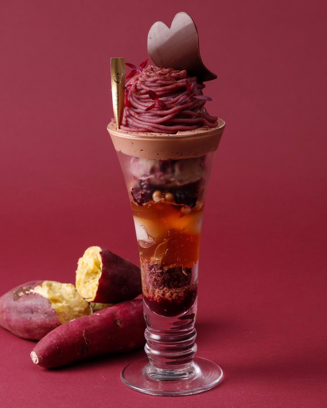 紫おいもショコラ 濃厚でなめらかな紫芋クリームと安納芋アイスに、優しい甘さのミルクチョコレートを組み合わせました。華やかな香りのカシスと紅茶を忍ばせ、濃厚ながら最後まで爽やかにお召し上がりいただけるバランスに仕上げています。 【販売期間】2026年9月1日～11月上旬頃 【販売価格】 単品:税込2,460円 ペアリングドリンクセット:税込2,840円 (紅茶:ジャルダンブルーティー) 【販売店舗】目白店