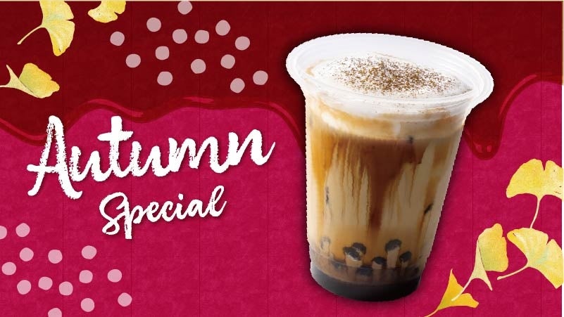 QQ黒糖ほうじ茶ラテ 価格： 590円（税込） 特徴： 香ばしいほうじ茶の香りと、コクのある黒糖の甘みが絶妙にマッチした和風ラテです。「QQ（もちもちとしたタピオカ）」の楽しい食感に、とろ〜りリッチなシャンティクリームをトッピング。黒糖の豊かな風味が、全体の味わいを深める良いアクセントになっています。ほっと一息つきたい秋のカフェタイムにぴったりの一杯です。