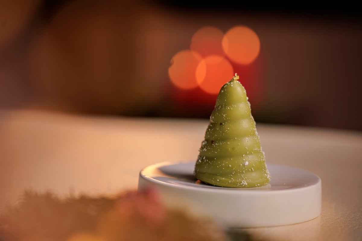 クリスマスツリーの色彩とさりげなく輝く金箔に、気持ちが一気に華やぎます。ピスタチオのバタークリーム、苺、ピスタチオのダックワーズを組み合わせた繊細なデザートです。苺のフレッシュな酸味、ピスタチオの豊かなコクとナッティーな余韻に包まれます。