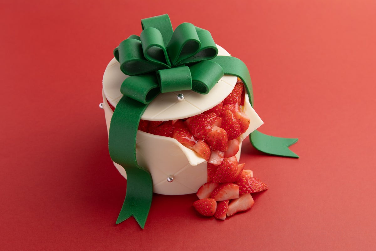 “いちご30粒”を包んだプレミアムクリスマスケーキ「フレーズ・ド・ボヌール」