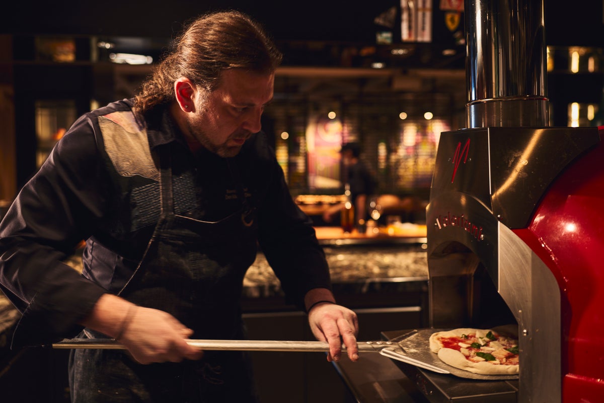 【目の前で焼き上げる、シェフの技と焼きたての味】 「Pizza Ciao」では、限定12席の落ち着いた雰囲気のカウンターにて、シェフが目の前で生地を伸ばし、具材をのせ、窯へ入れるまでの一連の工程を間近でご覧いただけます。一枚のピザが仕上がっていく臨場感と、窯から立ち上る香ばしい香りが、カウンターならではのライブ感を演出。また、イタリアから取り寄せたレンガ窯を使用し、約60秒で一気に焼き上げることで、外はパリッと香ばしく、中は軽やかな食感に仕上げています。