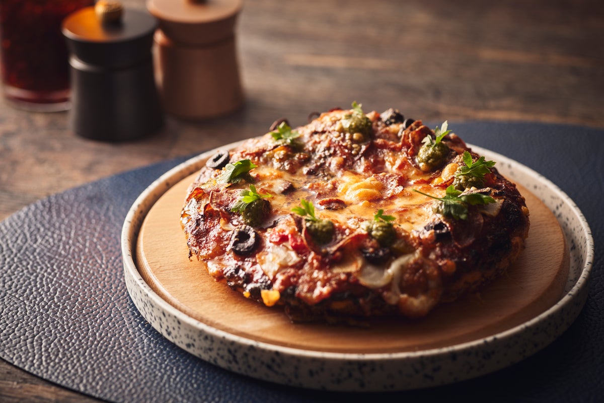 シェフの名前を付けた「ダビデのピザ」は、イタリア産の小麦粉、トマト、モッツァレラチーズを使用したイタリアンアメリカンスタイル。濃厚なトマトソースに、とろけるチーズと旨みのあるペパロニサラミを合わせ、スチールパンで焼き上げます。ガーリックとオレガノの香り、ブラックオリーブの塩味に、バジルペストを合わせ、トマトの酸味とチーズのコク、ペパロニの旨みが重なる、風味豊かな味わいに仕上げています。