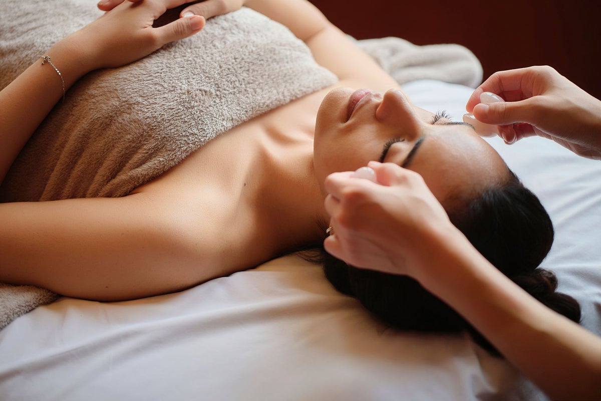 27階の「SPA & WELLNESS Joule」では、75分のトリートメントに、バイオハッキングルーム最大60分の利用とダマスクローズフェイスマスク3枚セットを組み合わせた「Holiday Premium Gift Ticket 75min」を期間限定でご用意します。クリスマスを迎える華やかな季節に、大切な方への贈り物としてはもちろん、一年を頑張ったご自身へのご褒美にも。心と身体をゆったりといたわる、特別なひとときをお楽しみください。