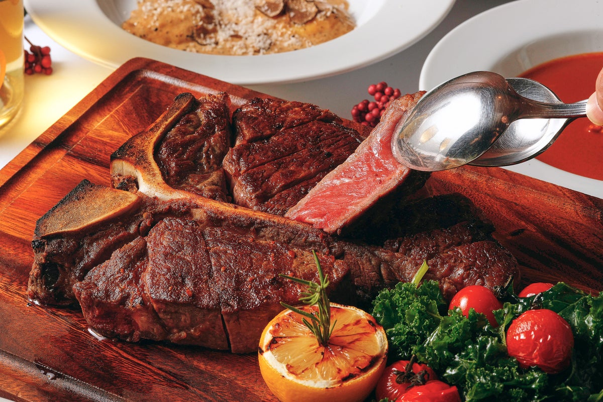 USDA PRIME T-BONEステーキ カポナータとマッシュポテトを添えて USDA PRIME BEEFのT-BONEステーキを贅沢に味わう、IL LUPINO PRIMEを代表するメインディッシュ。骨付きならではの力強い旨味と肉本来の味わいを楽しめるステーキに、野菜の旨味を引き出したカポナータと、なめらかなマッシュポテトを添えています。