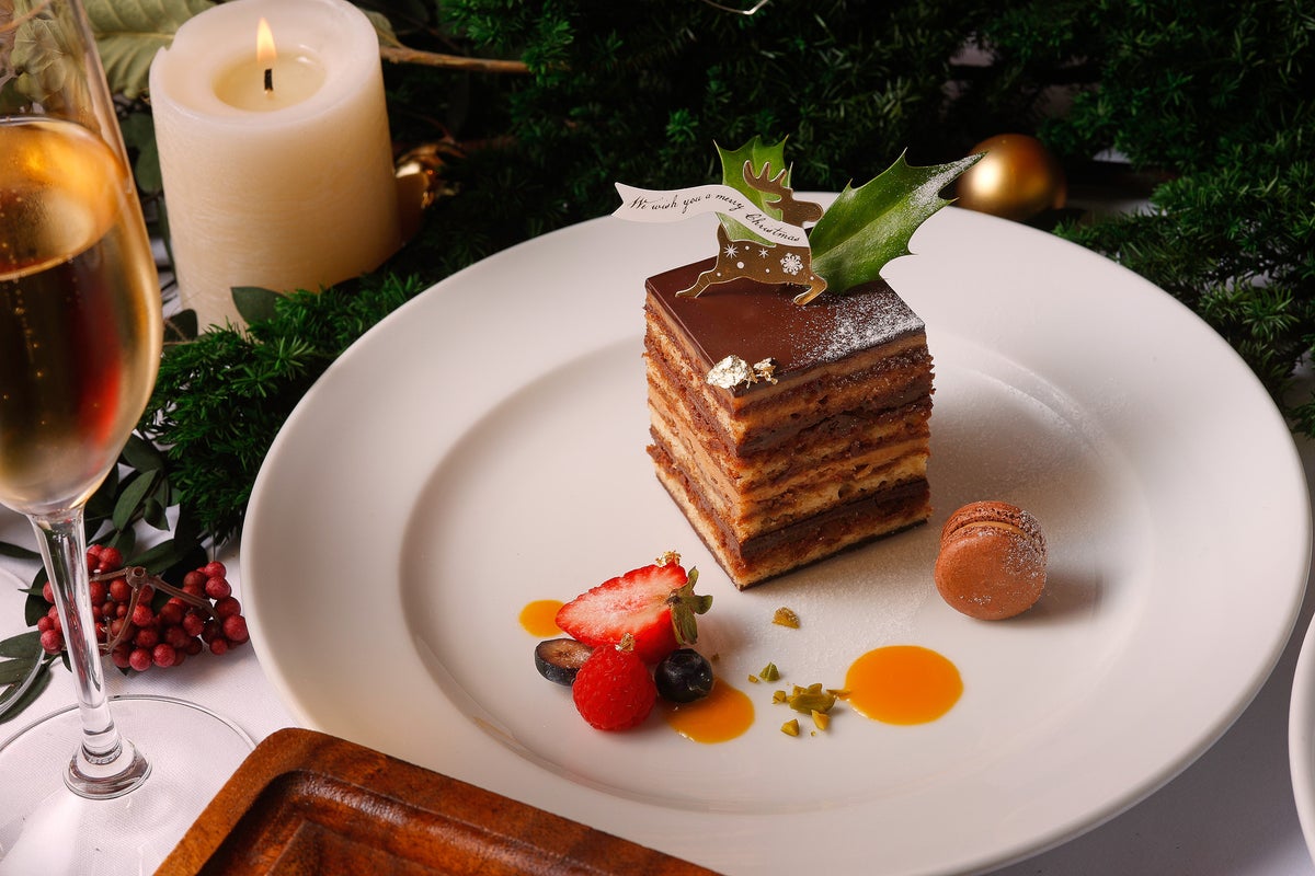 クリスマスオペラ クリスマスの締めくくりを華やかに彩る、特別なデザート。オペラならではのチョコレートとコーヒーの重なりを楽しめる、食後の余韻にふさわしい一品です。