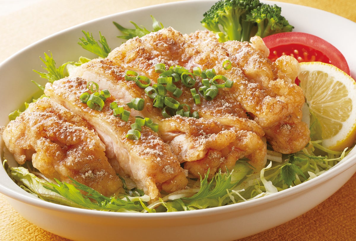 幻のコショウ×若鶏竜田揚げの彩りサラダ定食 955円(税込) さっぱりとしたサラダに、「幻のコショウ」で味付けしたジューシーな若鶏の竜田揚げを合わせました。コショウ辛さが食欲を引き立て、ボリュームがありながらも重すぎず、最後までお楽しみいただけます。