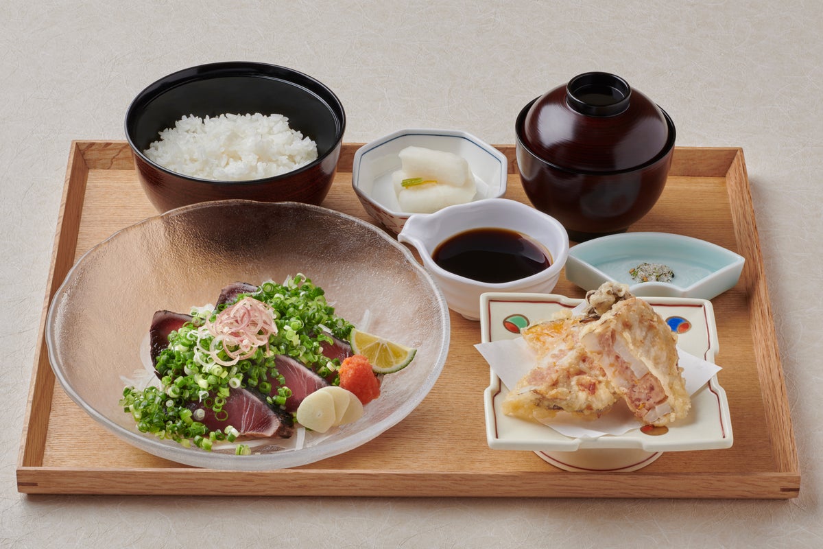 「龍馬タタキ」とは、四万十川流域の米ワラのみで職人が一節一節焼き上げる土佐伝統製法でつくられた鰹タタキです。ひと口食べればワラ焼き特有のスモーキーな香りと脂ののった鰹の美味しさが口いっぱいに広がります。豪快にかぼすポン酢を回しかけ、たっぷりの薬味と食べれば、かごの屋で本場・土佐の味わいをお楽しみいただけます。