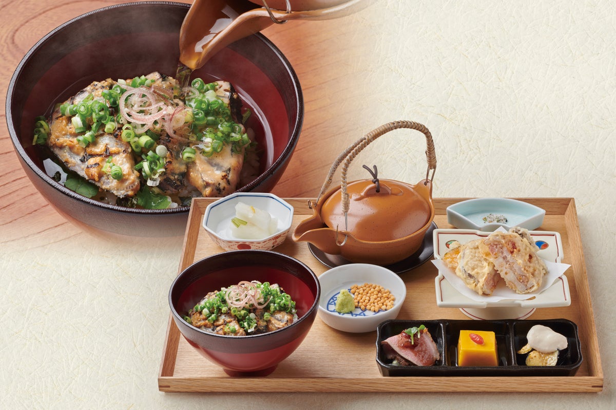 龍馬タタキに柚子胡椒で風味付けた胡麻ダレをまぶして表面を炙り、ご飯の上へ。そこへ熱々のかごの屋自慢のお出汁をかけてお茶漬けでお召し上がりください。胡麻をプラスすることでより香ばしさが増し、かき込む箸が止まらなくなること間違いなしのひと品です。
