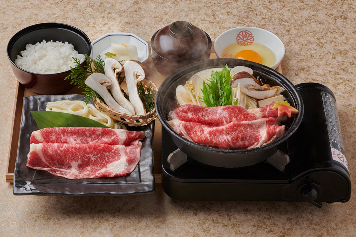 かごの屋だからこそできる【松茸】×【黒毛和牛】×【かごの屋特製 割り下】を組み合わせた、食欲の秋を満たすご馳走メニュー。深みのある旨味・芳醇な香りが特長の本醸造濃口醤油に本みりんと2種の砂糖をブレンドしたかごの屋特製の割り下の味わいが、赤身と脂のバランスが良い優れた肉質の黒毛和牛と香り立つ松茸の美味しさを引き立てます。