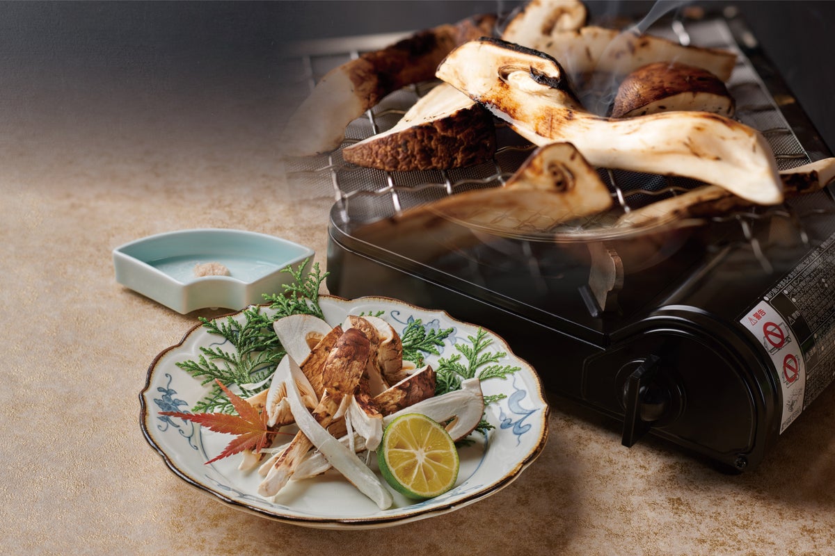 松茸の香り・旨味すべてを楽しめるのが焼き松茸。かごの屋の焼き松茸は、お客様ご自身がお席で焼いていただくスタイル。焼き始めから焼きあがるまでの変化を目・鼻・耳で楽しんだ後は、すだちを絞り藻塩をつけて五感全部をつかってお楽しみください。