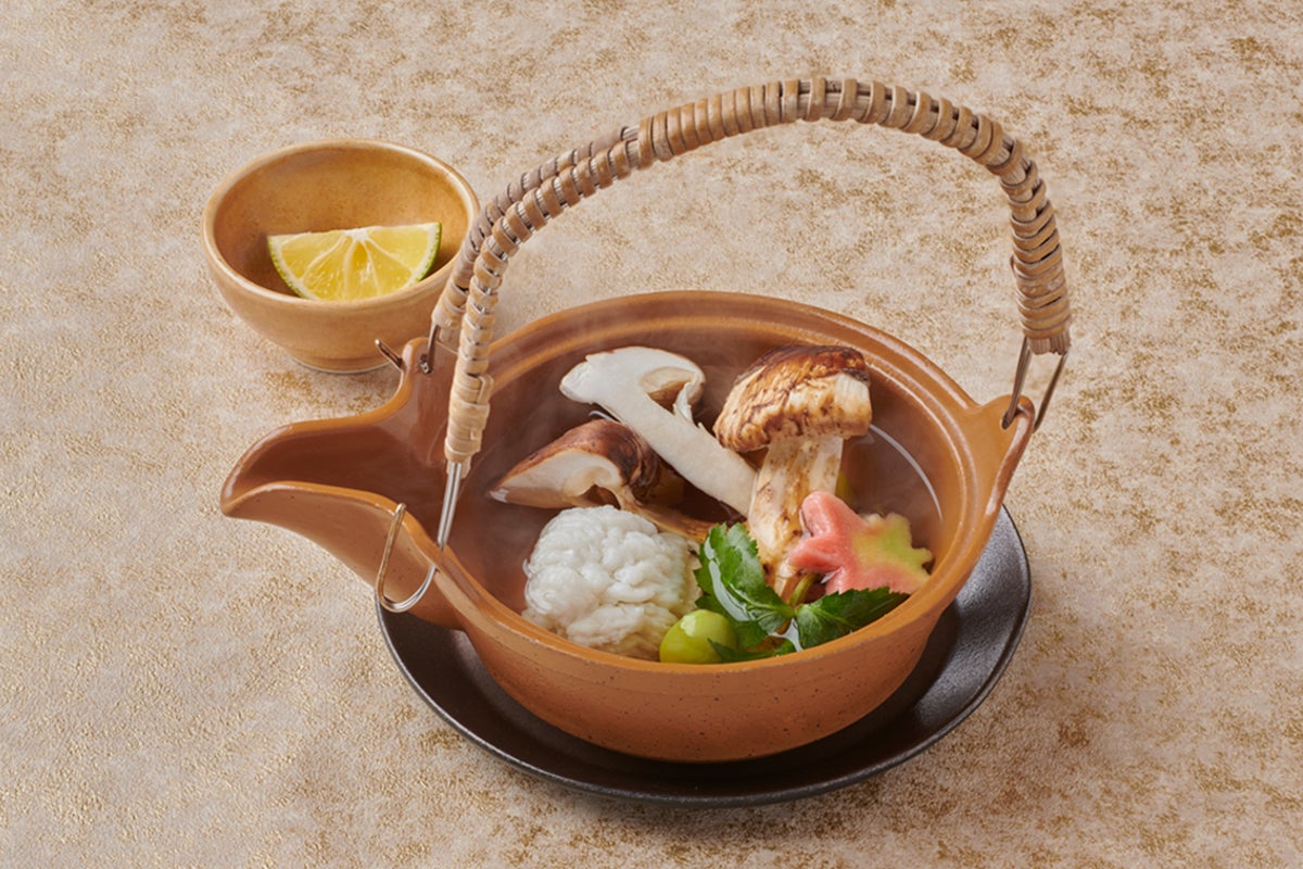 秋の風物詩である土瓶蒸しの醍醐味は、香り豊かな松茸を蒸すことで旨味が溶け出し、奥深く香り高い味わいに仕上がったお出汁。まずは風味抜群のまろやかなお出汁を味わったら、すだちを絞って味・香りの変化やさらに際立った松茸の香りをご堪能ください。最後は中の具材とお出汁を交互にご賞味ください。
