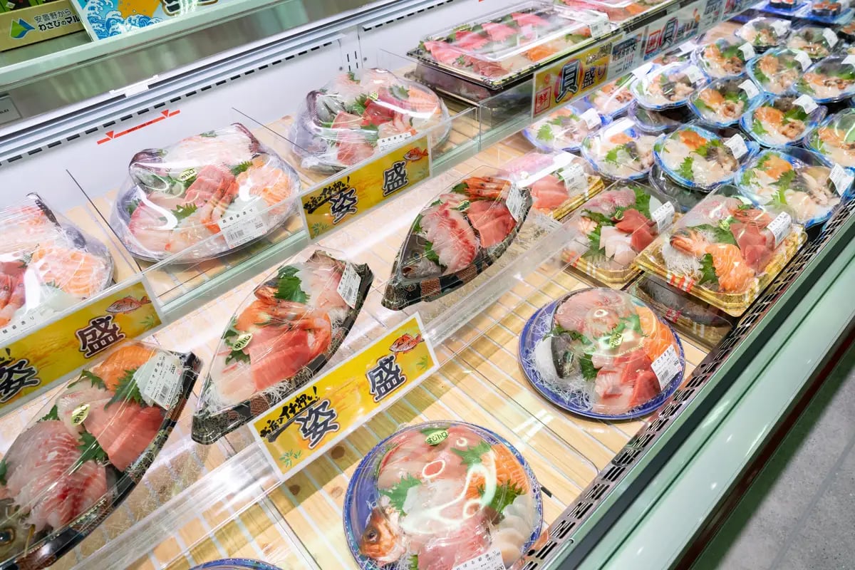 魚の姿盛りなどお刺身盛り合わせも各種ご用意！