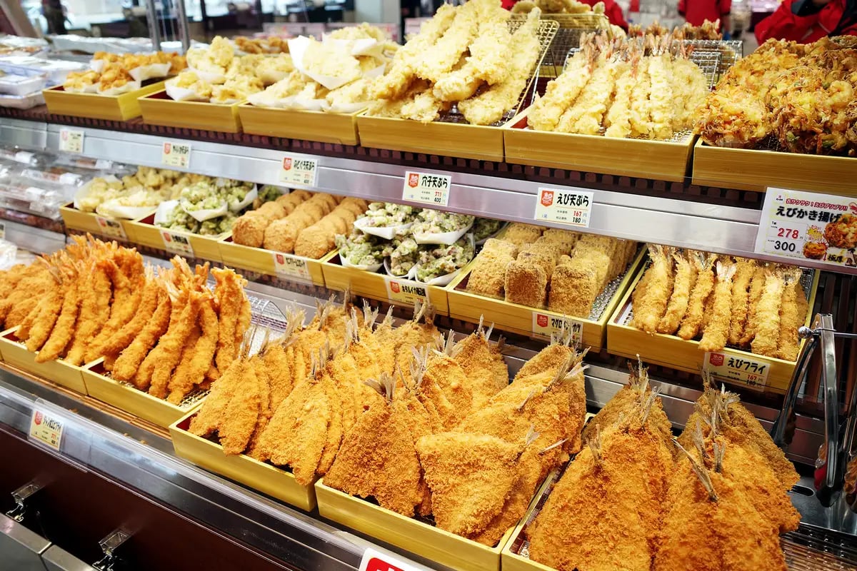 揚げたて、焼きたてのお魚惣菜がたくさんです