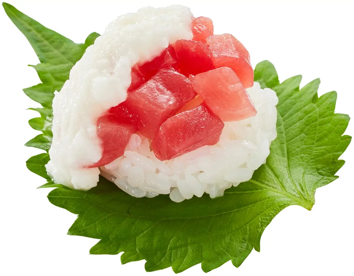 まぐろぶつ山かけ 大葉包み 160円（税込176円） まぐろぶつにとろろを合わせ、大葉で包んで仕上げました。まぐろの旨みと大葉の爽やかな香りが広がります。