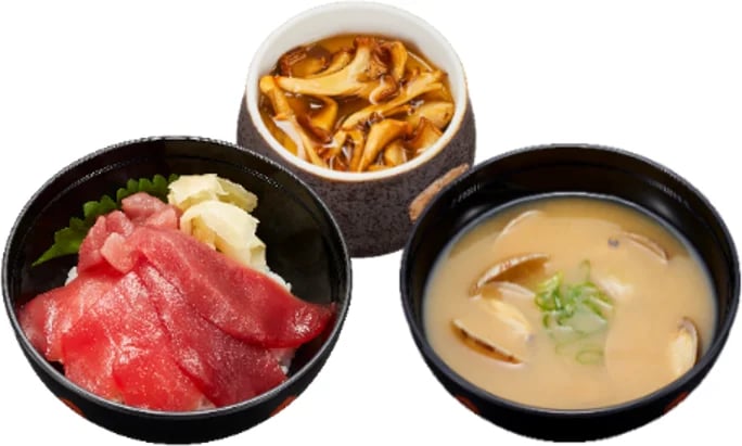 まぐろ2種食べ比べ 鉄火小丼セット 990円（税込1,089円） 2種のまぐろを味わえる鉄火丼に、味噌汁と茶碗蒸しを組み合わせました。 まぐろの食べ比べとともに、満足感のある食事を楽しめるセットです。 ※『あさりの味噌汁』は、地域により【赤だし】となります。 ※『まいたけとかつおだし餡の茶碗蒸し』は、具材に【えび】を使用しています。