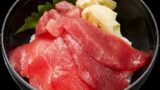 お寿司と一緒に楽しめる食べきりサイズの商品として登場した、かっぱ寿司の「ご褒美小丼」。第1弾の「うにといくらの小丼」は、いつものお食事にもう一品加えて楽しめる手軽さから、多くのお客様にご好評をいただきました。ご好評を受けた第2弾では、幅広い世代に親しまれているまぐろを使い、濃厚な旨みを楽しめるみなみ鮪の上赤身と、上品な味わいのキハダ鮪を盛り合わせました。2種類のまぐろの味わいを食べ比べできる小丼に仕立てました。