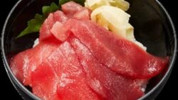 お寿司と一緒に楽しめる食べきりサイズの商品として登場した、かっぱ寿司の「ご褒美小丼」。第1弾の「うにといくらの小丼」は、いつものお食事にもう一品加えて楽しめる手軽さから、多くのお客様にご好評をいただきました。ご好評を受けた第2弾では、幅広い世代に親しまれているまぐろを使い、濃厚な旨みを楽しめるみなみ鮪の上赤身と、上品な味わいのキハダ鮪を盛り合わせました。2種類のまぐろの味わいを食べ比べできる小丼に仕立てました。