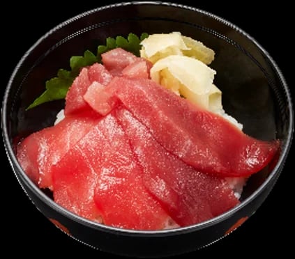 お寿司と一緒に楽しめる食べきりサイズの商品として登場した、かっぱ寿司の「ご褒美小丼」。第1弾の「うにといくらの小丼」は、いつものお食事にもう一品加えて楽しめる手軽さから、多くのお客様にご好評をいただきました。ご好評を受けた第2弾では、幅広い世代に親しまれているまぐろを使い、濃厚な旨みを楽しめるみなみ鮪の上赤身と、上品な味わいのキハダ鮪を盛り合わせました。2種類のまぐろの味わいを食べ比べできる小丼に仕立てました。