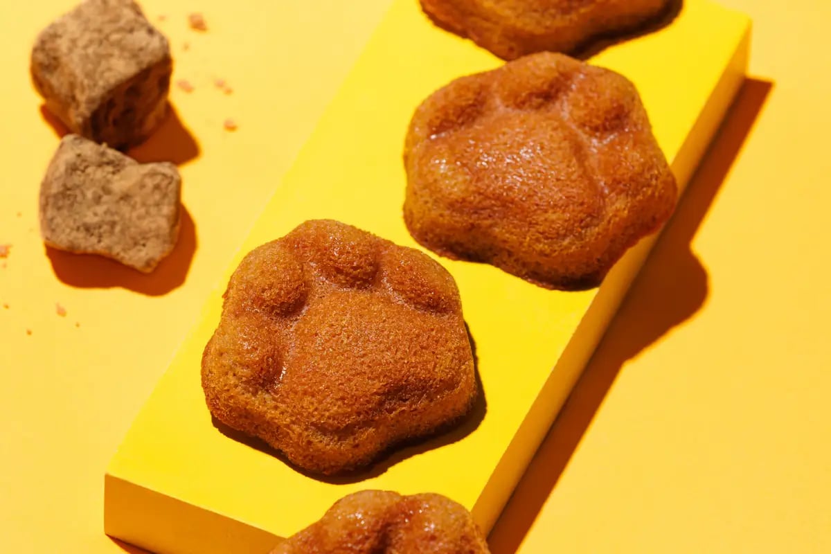 黒糖のやさしい甘さと、バターの芳醇な旨みを生地に練り込み、黒糖とバターのコクが絶妙に融合し、一口ごとに奥深いコクが広がります。KOKUNEKO自慢の肉球型のしっとりフィナンシェです。 4個入 1,080円（税込） 8個入 2,160円（税込） 12個入 3,240円（税込）