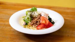 熊谷・おふろcafe ハレニワの湯で「るーぱん」コラボ「るーぱん名物サラダスパゲティ」968円 11/26〜