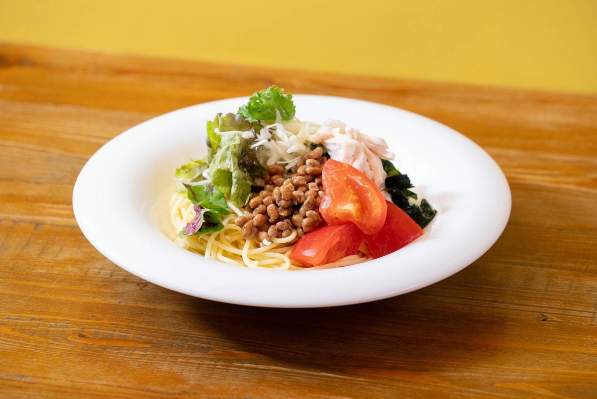 熊谷・おふろcafe ハレニワの湯で「るーぱん」コラボ「るーぱん名物サラダスパゲティ」968円 11/26〜