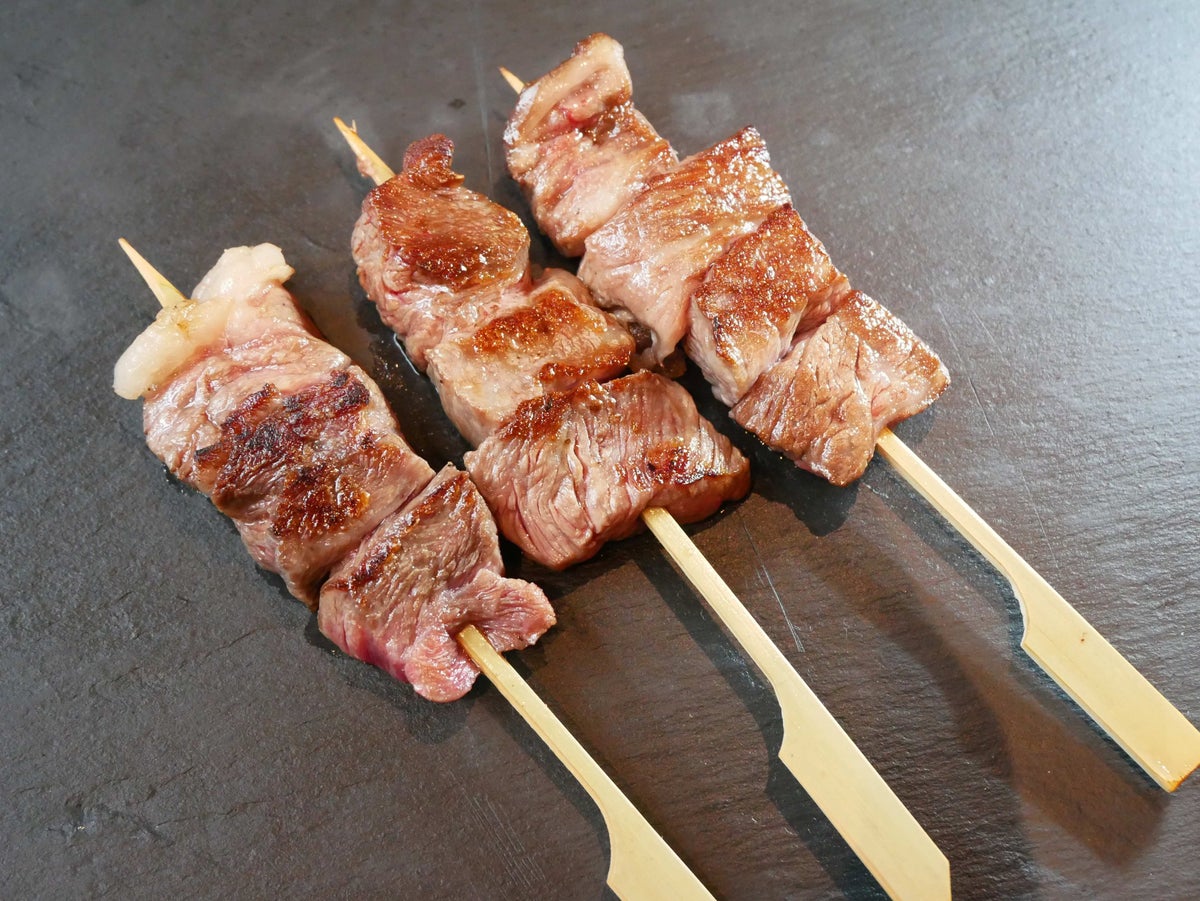 三協畜産の赤ぶたの豚バラ串・あか牛の牛串