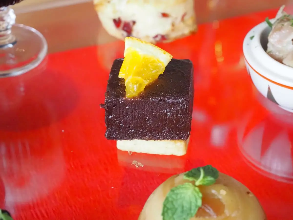 濃厚生チョコとチーズサブレのケーキ オレンジの香り 甘じょっぱいチーズサブレに、濃厚な生チョコレートを重ねた一品。生チョコレートにはオレンジゼストとオレンジリキュールを加え、柑橘の爽やかな香りをプラスしました。チョコレートの深い味わいに、オレンジの華やかな風味が広がります。
