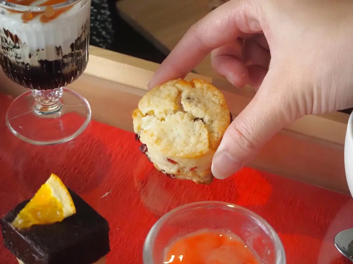 ホワイトチョコ＆クランベリースコーン ホワイトチョコレートの甘みを生かし、甘味料を加えずに仕上げたスコーン。香ばしい風味と控えめな甘さに、クランベリーの甘酸っぱさがアクセントを添えます。