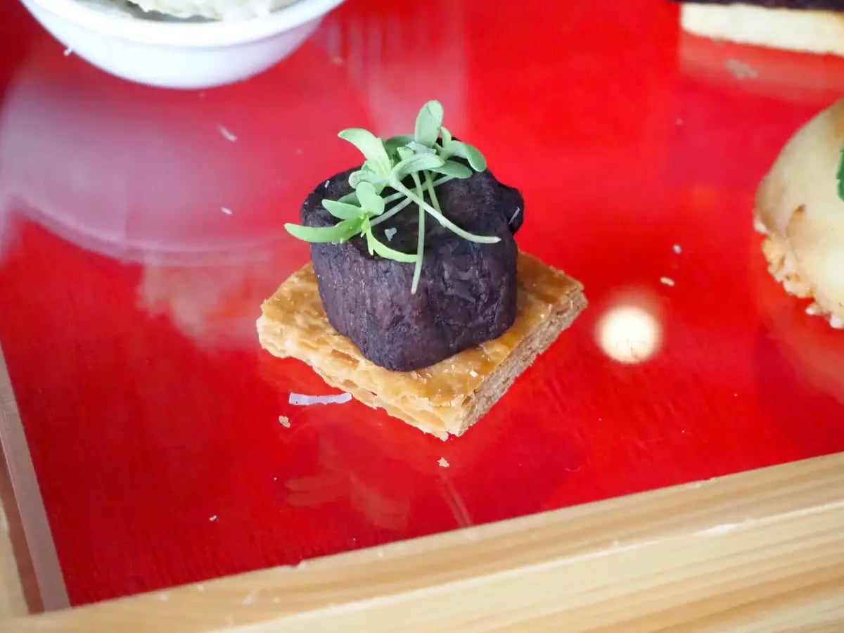 牛肉のブラッサート ひと口ミートパイ 牛肉を赤ワインや香味野菜とともにじっくり煮込み、サクサクのパイ生地にのせました。時間をかけて引き出した牛肉の旨みと、香ばしいパイの食感をお楽しみいただけます。