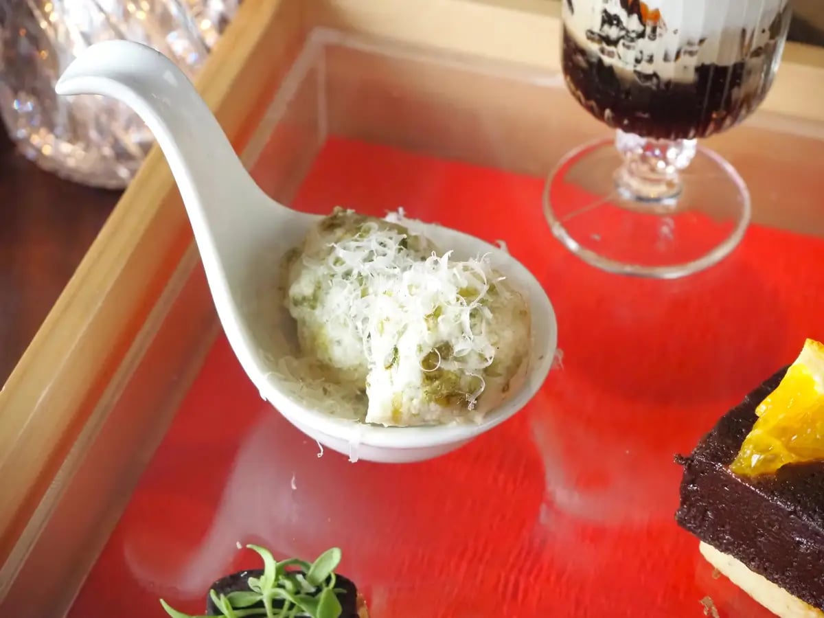 生海苔のゼッポリーニ イタリアの揚げパンのような郷土料理「ゼッポリーニ」に、生海苔を練り込みました。外はカリッと、中はふんわりとした食感とともに、生海苔の豊かな香りを楽しめます。