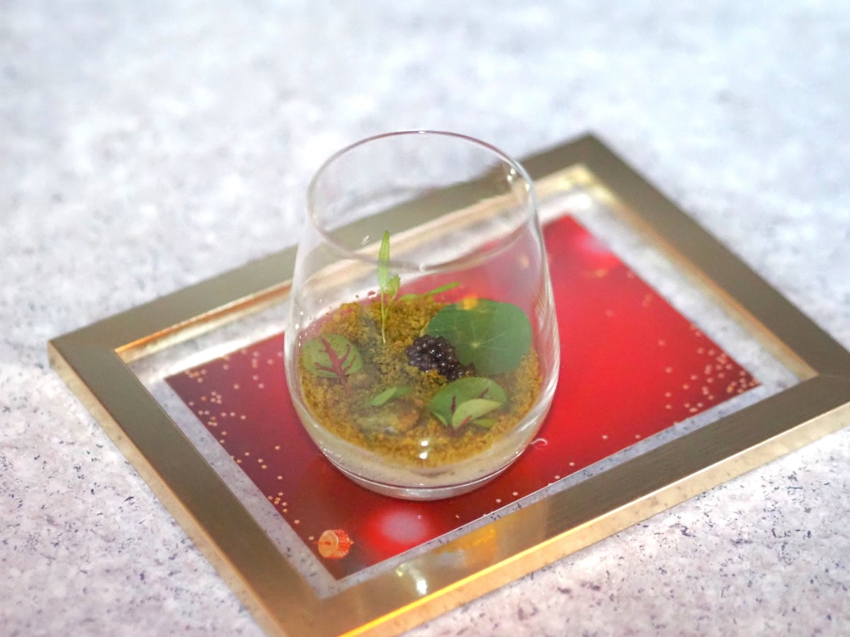 アミューズ「苔 〜キャビア 煎茶〜」