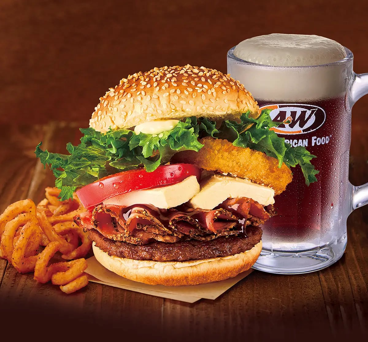 店舗名：A&W アメリカ生まれのファストフードチェーン。日本では沖縄県のみで展開しており、約14種類のハーブを使った名物ドリンク「ルートビア」や、黒糖ペッパーポーク、クリームチーズなどを贅沢に使った「The A&Wバーガー」などが人気。ランチやコーヒータイムをアメリカンな雰囲気の中お楽しみ頂けます。