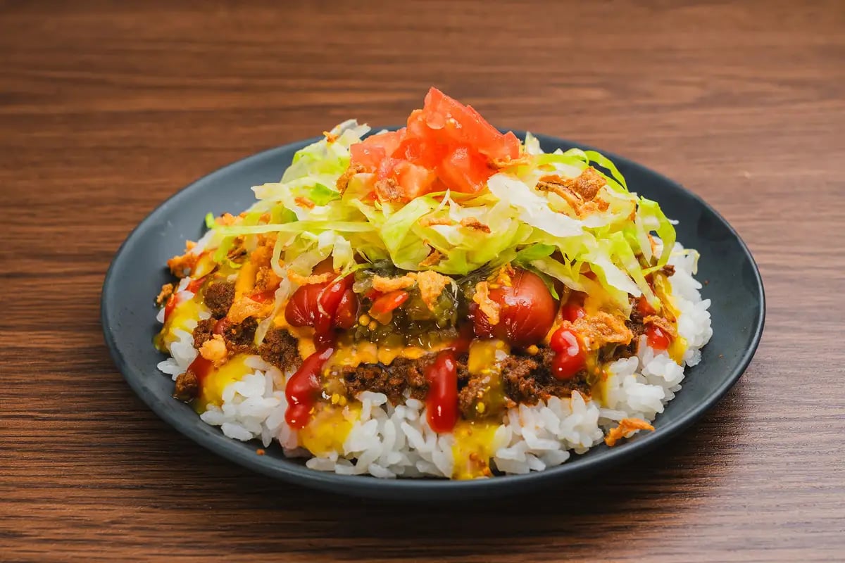 店舗名：ルーラーズタコライス （Ruler's TACORICE） メイドイン沖縄。タコライスのファストフードチェーンストア。他では食べられない色々な種類のタコライスを楽しめます。コンボもいろいろ選べ、サイドメニューも豊富です。食とエンターテイメントを通して楽しい食事、サービスで、楽しい空間を創り、あらゆる人の集合場所を提供しています。