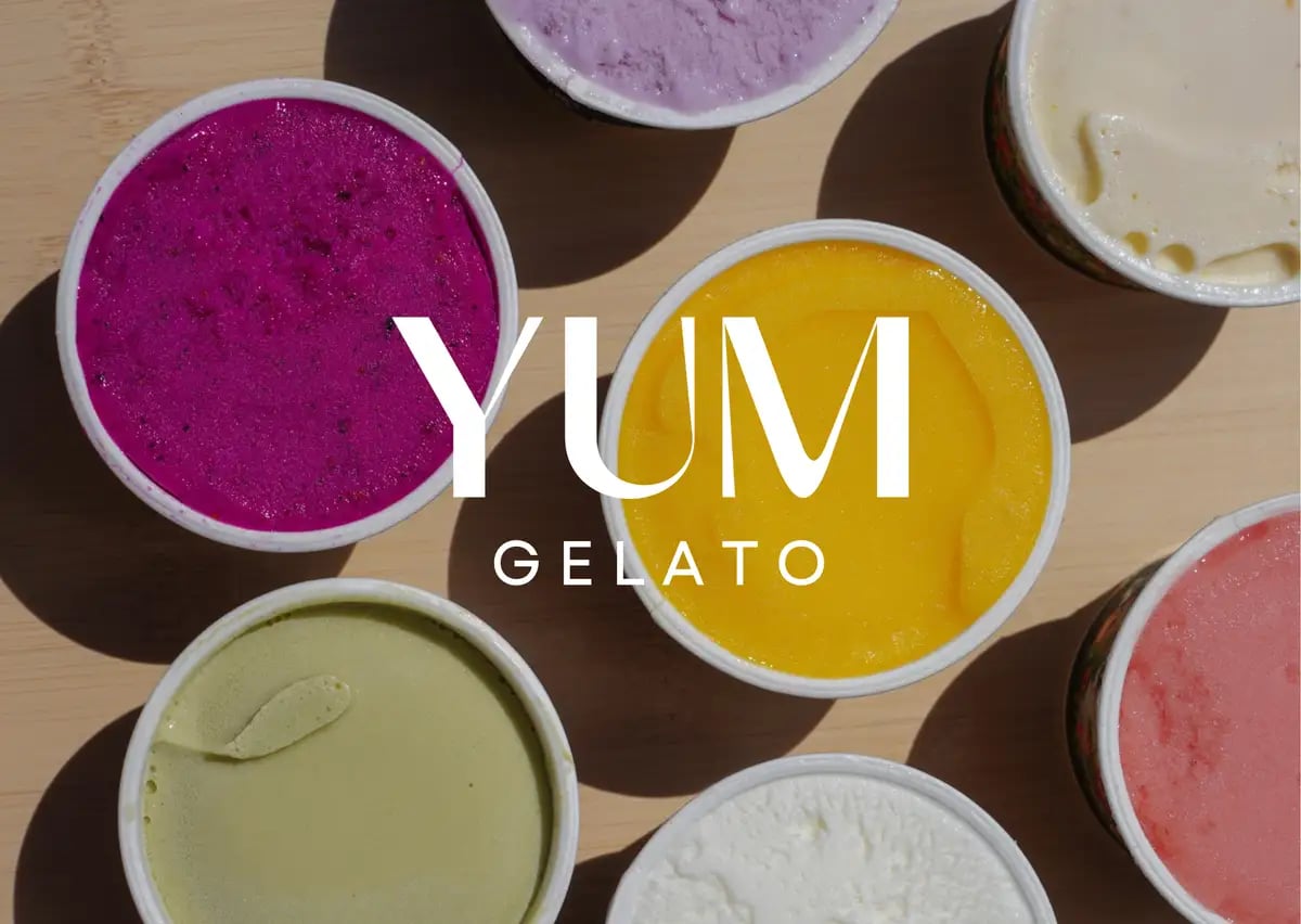 店舗名：YUM GELATO YUM GELATOは、沖縄の豊かな果実と全国から厳選したお茶を通じて、新しい食とライフスタイルを提案するショップです。素材の個性を生かしたジェラートと、産地や味わいにこだわったお茶で、沖縄の食の魅力を新たな感性で表現。さらに、アートや音楽、生産者とのつながりを大切にしながら、地域の魅力を国内外へ発信します。地元の人々にも旅人にも愛される、人とカルチャーが交わり、新しい価値が生まれる場所を目指します。
