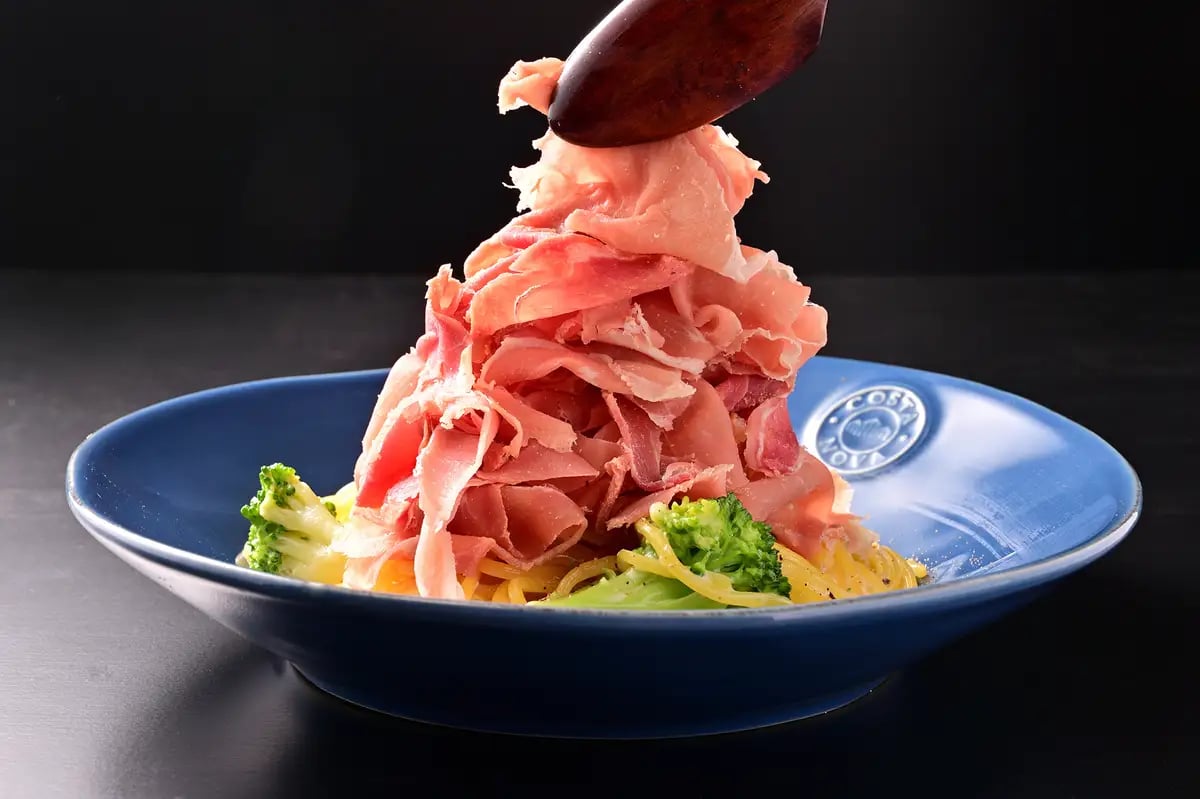 店舗名：Italian Kitchen VANSAN ※2027年1月オープン予定 家族で気軽に楽しめる本格イタリアンレストラン。もっちりとした生パスタや石窯ピッツァをはじめ、お客様の「ストップ！」の声がかかるまで目の前で具材を盛り付ける「のせ放題パスタ」など、おいしさと楽しさを味わえるメニューをご用意しています。キッズスペースも備え、小さなお子さま連れでも気兼ねなくお過ごしいただけます。沖縄県初出店のVANSANで、ご家族や大切な人と食卓を囲むひとときをお楽しみください。