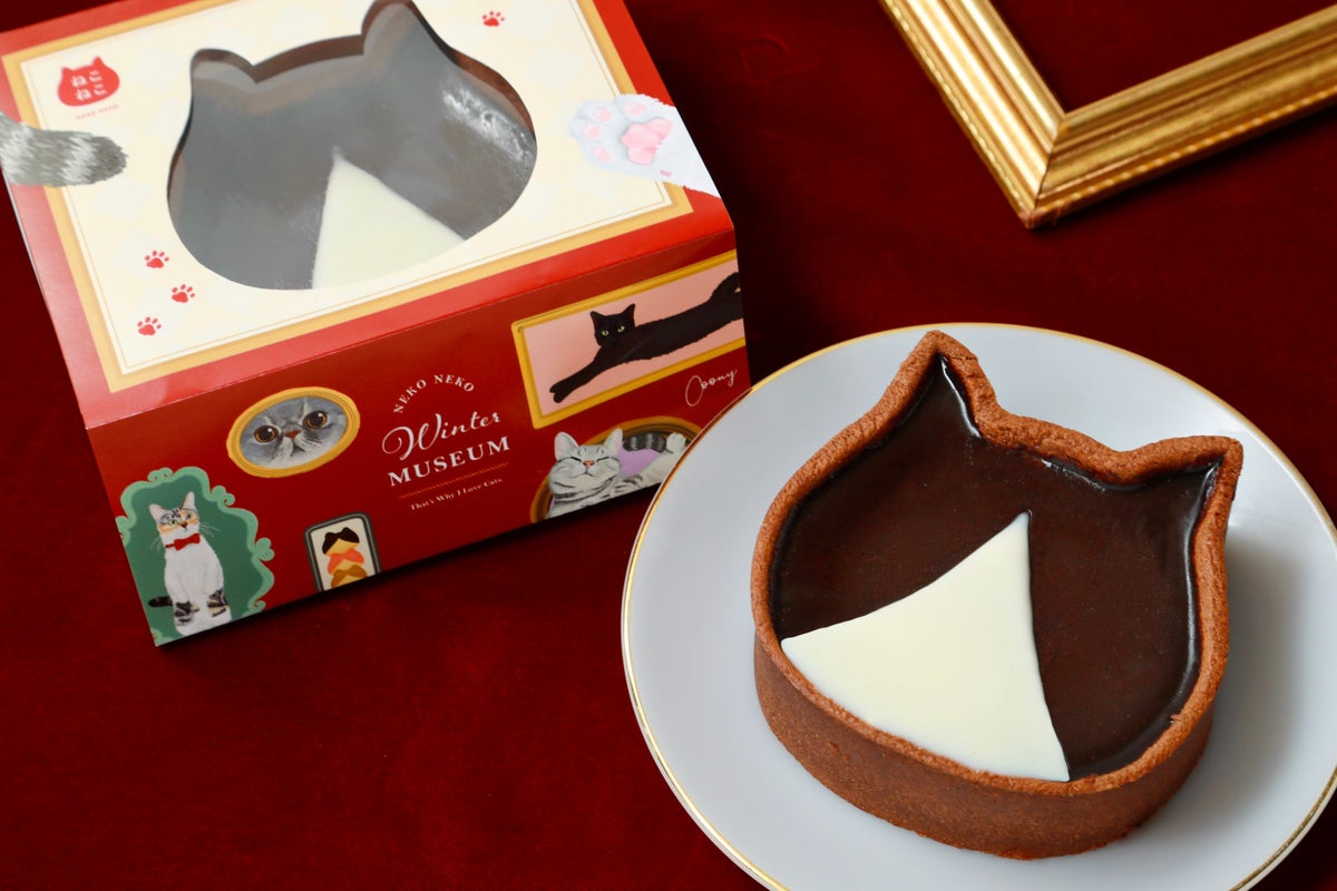 ●【店舗限定】『ねこねこチーズケーキ』のスリーブデザインについて 今年の「ねこねこウィンターミュージアム～だから私はねこが好き～」のテーマに合わせて、看板商品『ねこねこチーズケーキ』や季節限定で販売中の『はちわれ～チョコチーズタルト～』のスリーブが新デザインで登場！美術館をイメージした世界観の中に、ねこたちの愛らしい仕草やポーズ、かわいい部位を額縁に飾った限定デザインでお楽しみいただけます。期間限定となりますので、お見逃しなく。