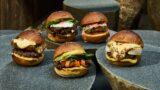 右から時計回りに京かぶグラタンバーガー、京野菜味噌照り焼きバーガー、山椒牛すきバーガー、舞茸天ぷらのジャンキーチーズバーガー、山椒牛すきバーガー、フィッシュフライのしば漬けタルタルバーガー