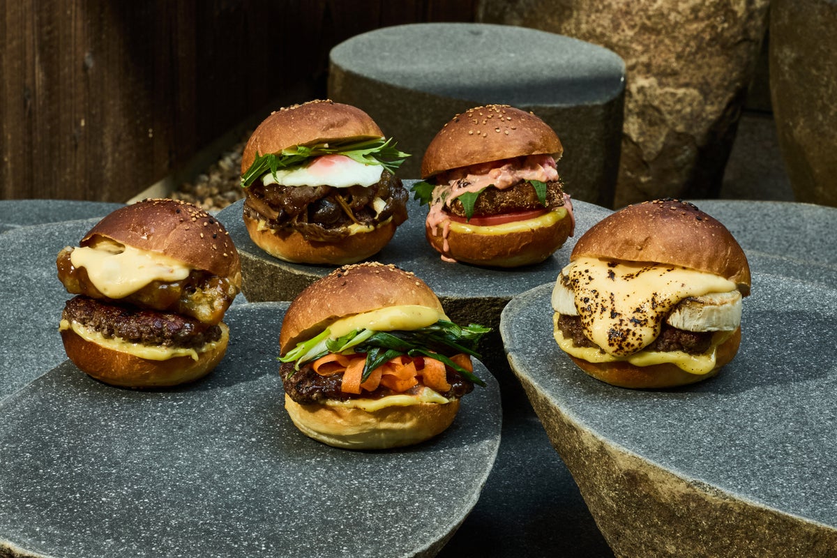 右から時計回りに京かぶグラタンバーガー、京野菜味噌照り焼きバーガー、山椒牛すきバーガー、舞茸天ぷらのジャンキーチーズバーガー、山椒牛すきバーガー、フィッシュフライのしば漬けタルタルバーガー