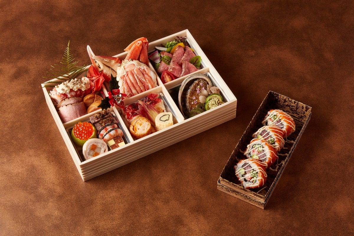 日本料理「ひのきざか」では、本年も総料理長・石田久雄が厳選した旬の味覚や贅沢な食材をふんだんに取り入れた和のオードブルと寿司を詰め合わせたテイクアウト限定メニュー「クリスマス ジャパニーズ オードブル」をご用意いたします。ご自宅にいながら、ひのきざかならではの繊細な日本料理とともに、特別なクリスマスのひとときをお楽しみいただけます。 ※画像はイメージです。