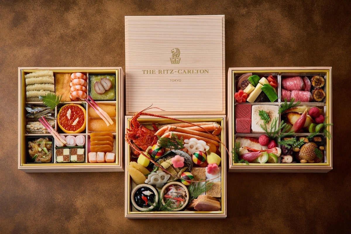 日本料理「ひのきざか」では、総料理長・石田久雄が全国から選び抜いた山海の幸をふんだんに使用した特製おせちをご用意いたします。丹念に手作りされた品々を三段重に美しく詰め合わせ、日本料理の伝統と季節の趣を表現しました。新春を寿ぐにふさわしいひのきざかならではの贅を尽くした味わいをご家庭でお楽しみください。※画像はイメージです。