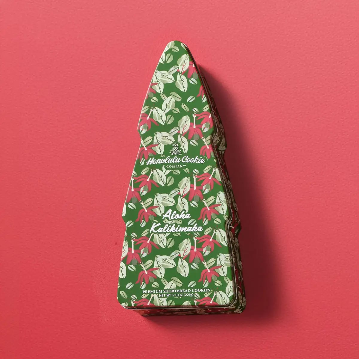 メレ・ツリーギフト缶 6種14枚入 クリスマスツリーに飾りたい、ハワイからの甘い贈りもの。クリスマスツリー型の缶に、定番人気と季節限定のクッキーを14枚詰め合わせました。NOHO HOMEによるハワイアンアートがホリデー気分を盛り上げ、クリスマスのデコレーションにもおすすめです。