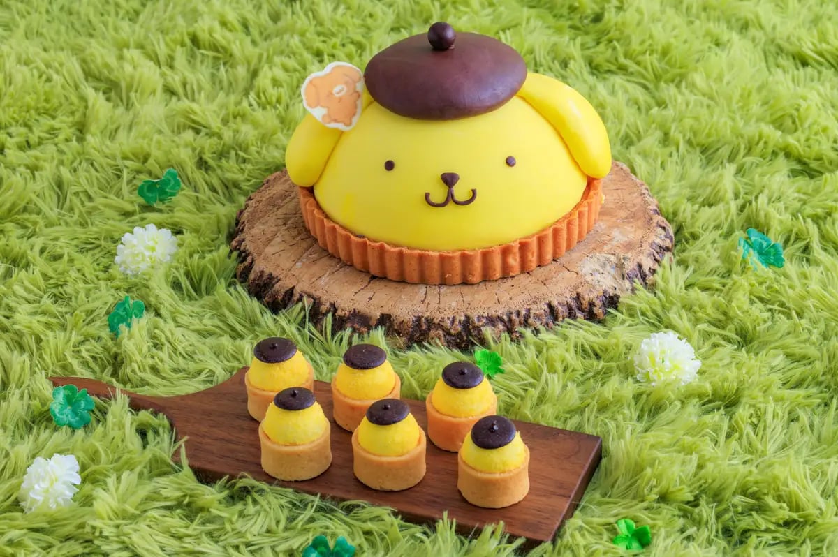 【ポムポムプリンと“タルト”の仲良しタルト】 和三盆を使用した繊細なカスタードクリームのタルトにバニラクリームを重ね、ポムポムプリンのキュートなお顔を立体的にあしらったビュッフェの主役級タルト。