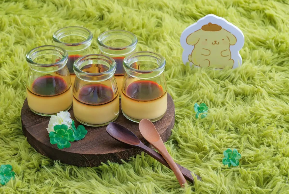 【ポムポムプリンのなめらかプリン】 ホテルシェフ厳選の卵を使用した、大人からお子さままでお愉しみいただけるなめらかなカスタードプリン。