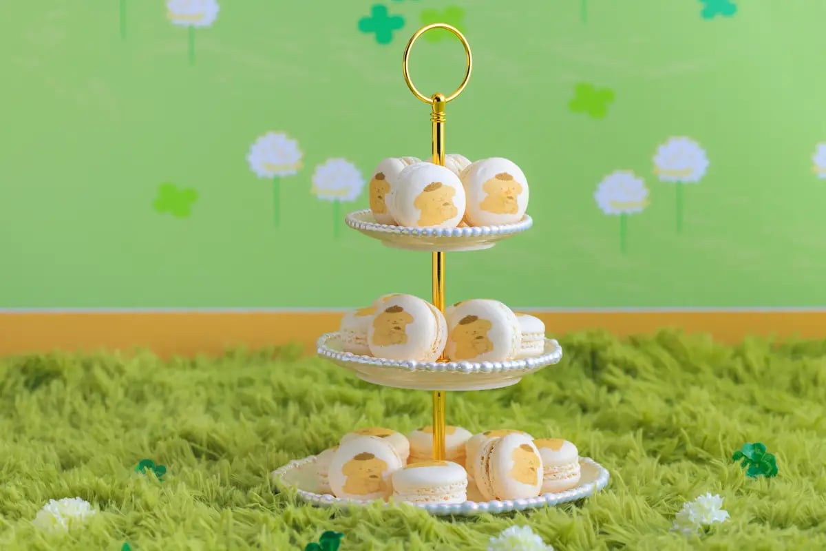 【ポムポムプリンのいちごマカロン】 いちごのバタークリームを入れた優しい味のマカロン。ポムポムプリンの可愛らしい絵柄にも注目。