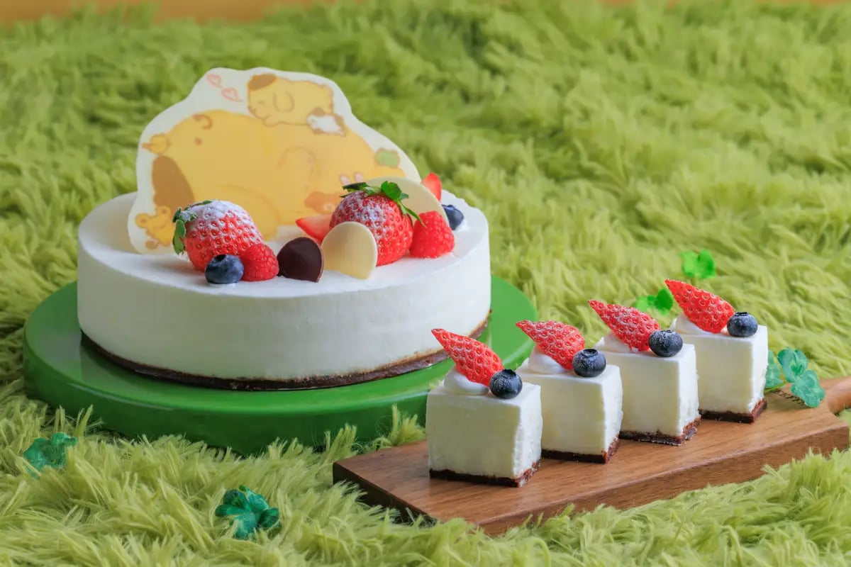 【ホワイトチョコムース「ポムポムプリンとお友だち」】 ホワイトチョコレートとココナッツで仕上げた、トッピングのフルーツとも相性抜群なくちどけ滑らかなムース。