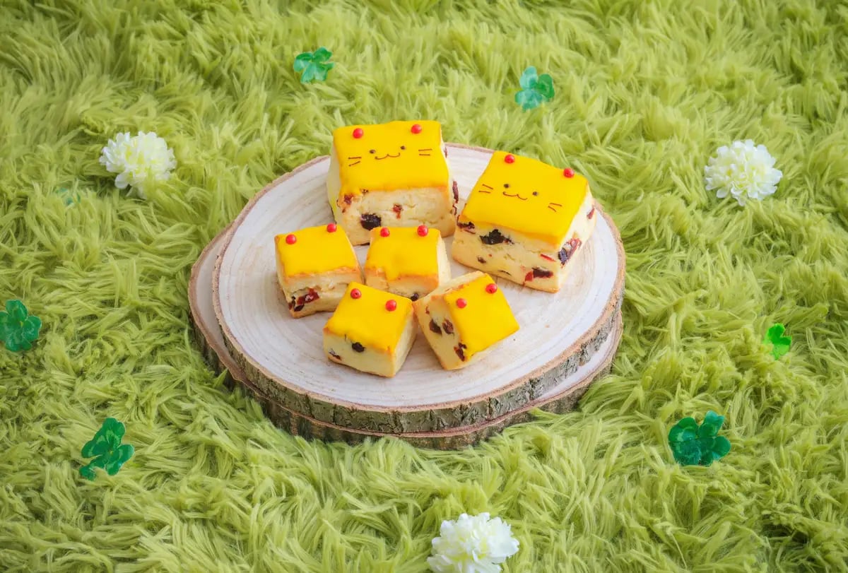 【“スコーン”のクランベリースコーン】 さくさくふわふわに焼き上げたクランベリースコーンに、ポムポムプリンのお友だちの“スコーン”のお顔にアイシングをかけた、表情が可愛らしい逸品。